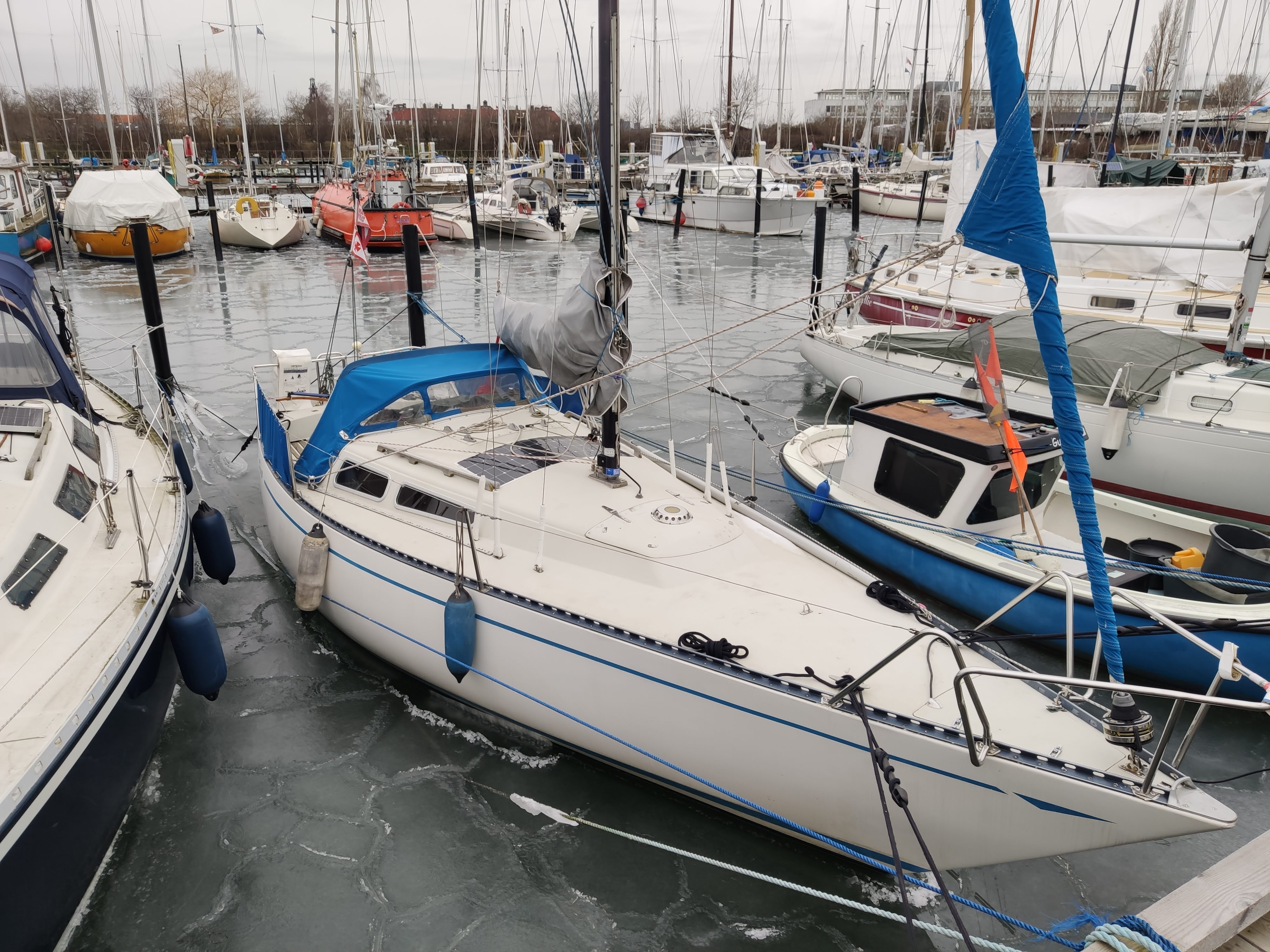 Båden i vandet om vinteren