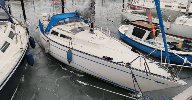 Båden i vandet om vinteren