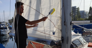 Vask af sejl på sejlbåd