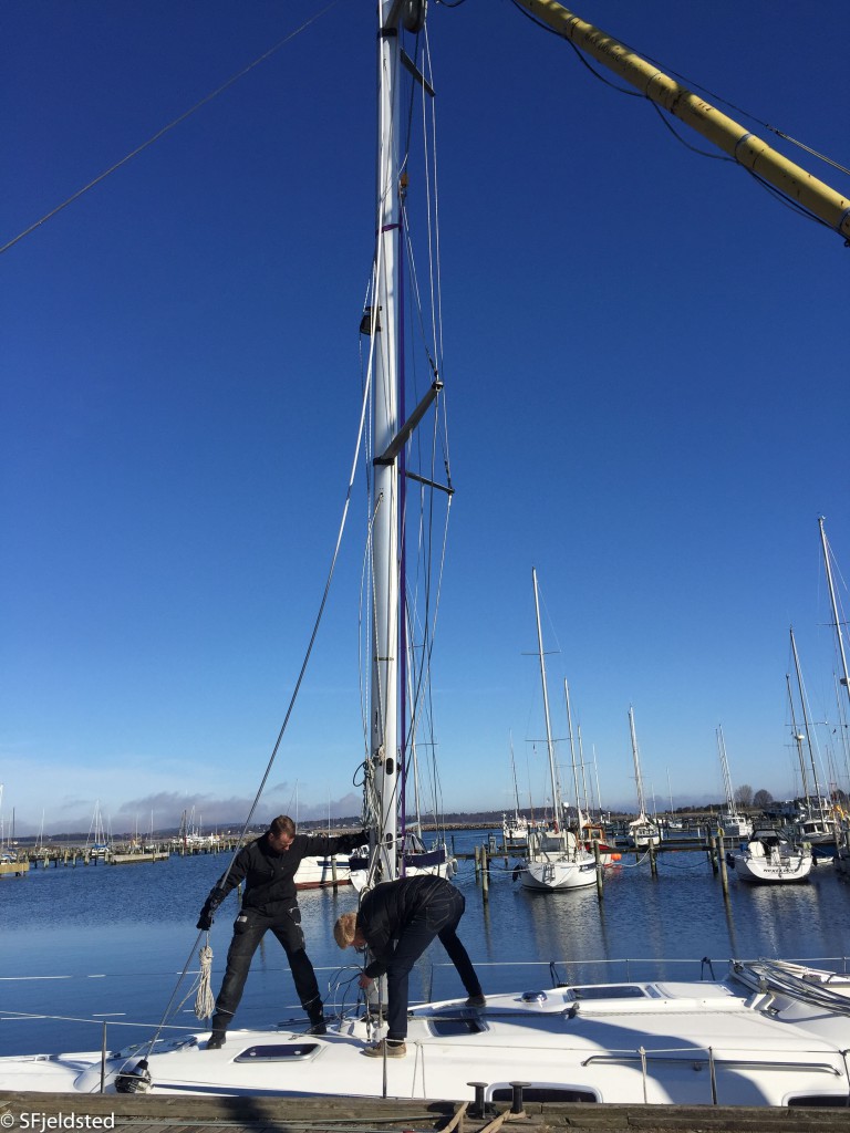 Masten sættes i mastefoden