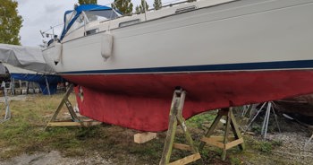 Båd i bukke på land