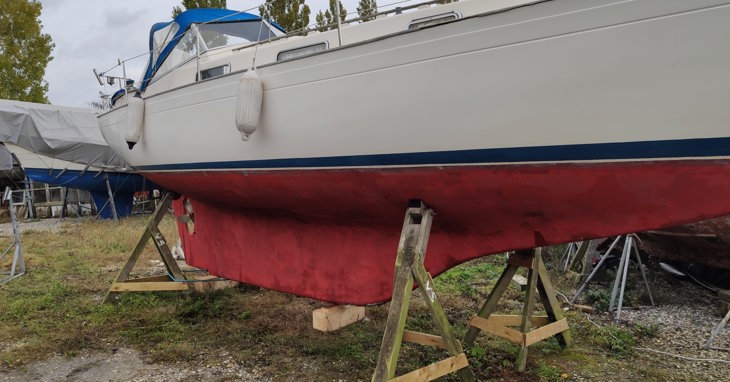 Båd i bukke på land