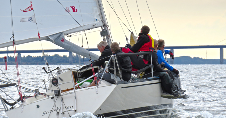 Sejlbåd på vej mod bro