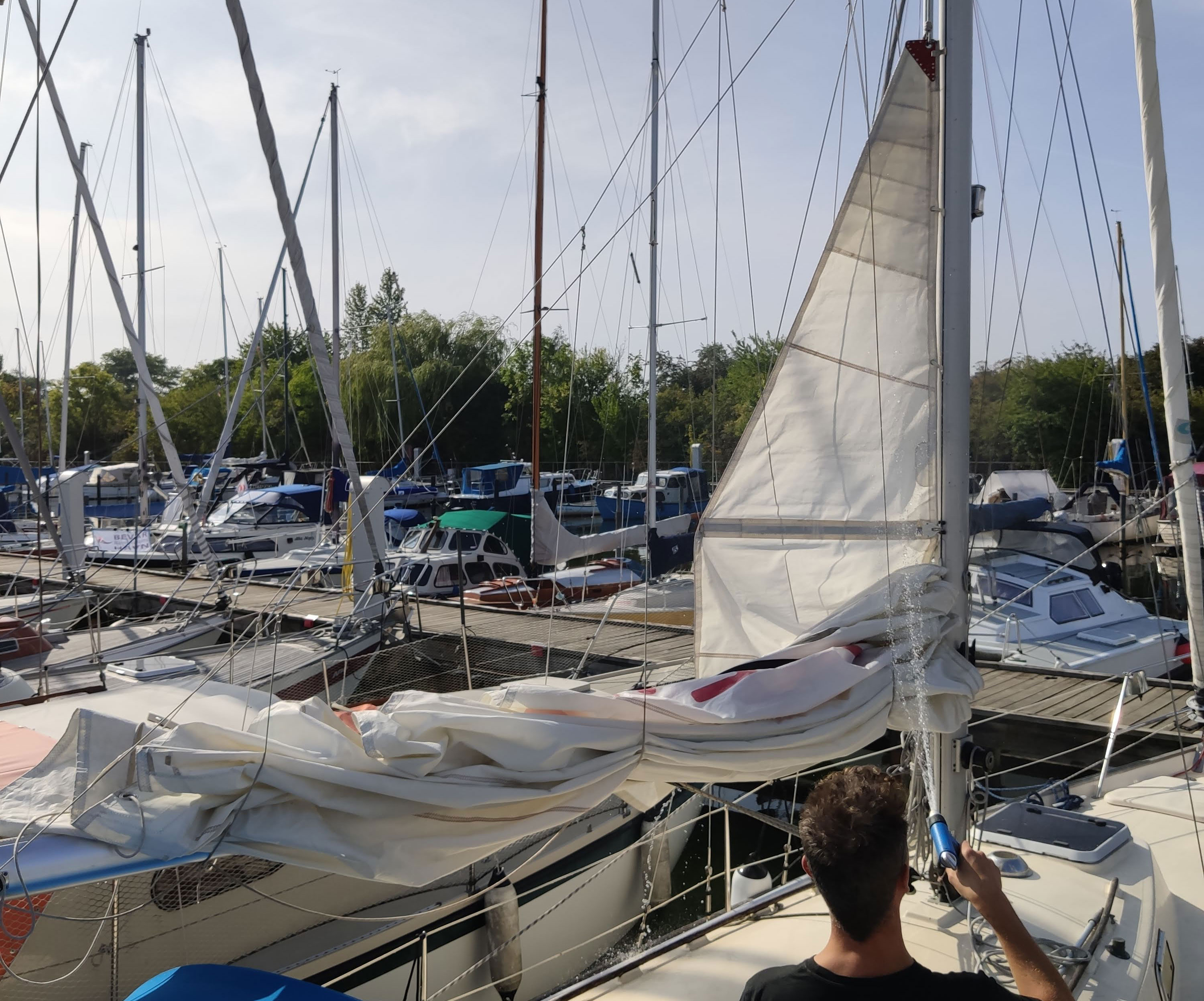 Vask af sejl på sejlbåd
