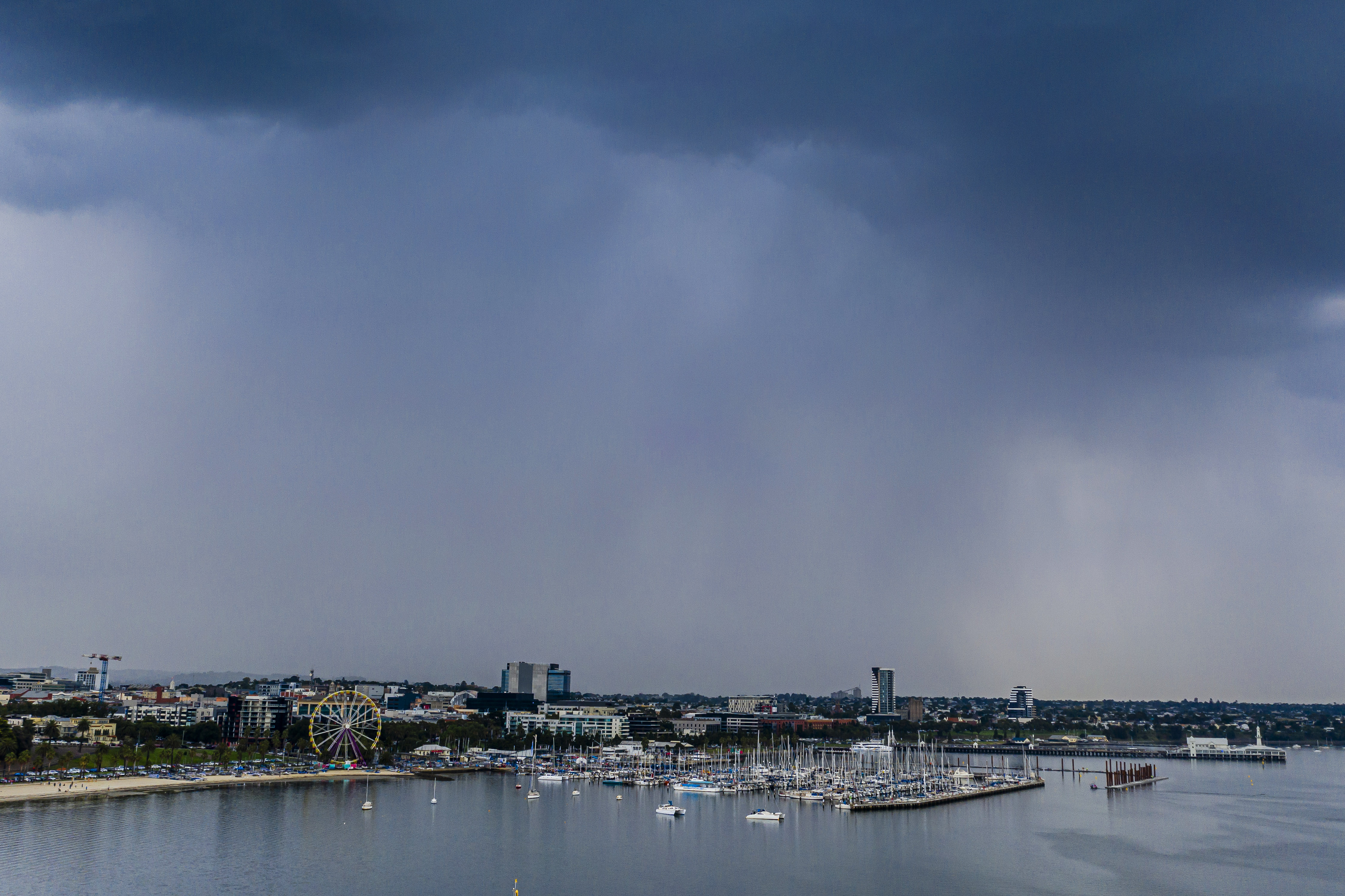 Mørke skyer over Geelong, fredag - ingen sejladser afviklet (Foto: Sailing Energy)